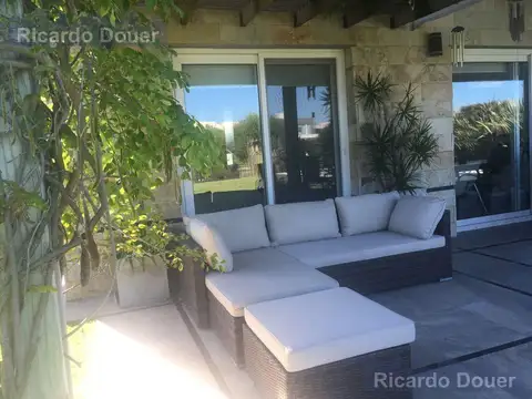 Casa en Alquiler con 2 cocheras