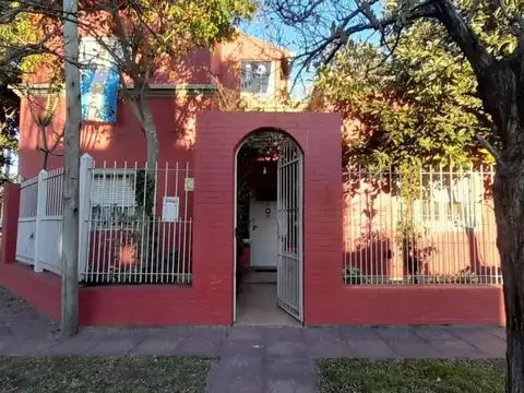 Casa en venta - 4 Dormitorios 3 Baños - Ringuelet