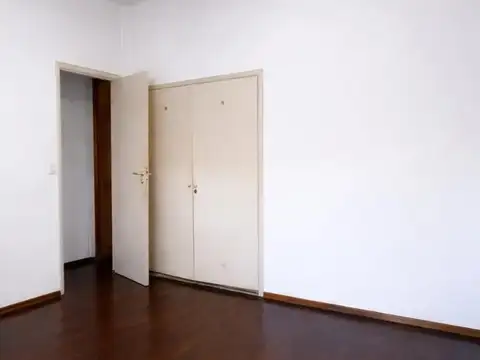 Venta - Casa 4 ambientes con pileta -  Lanús