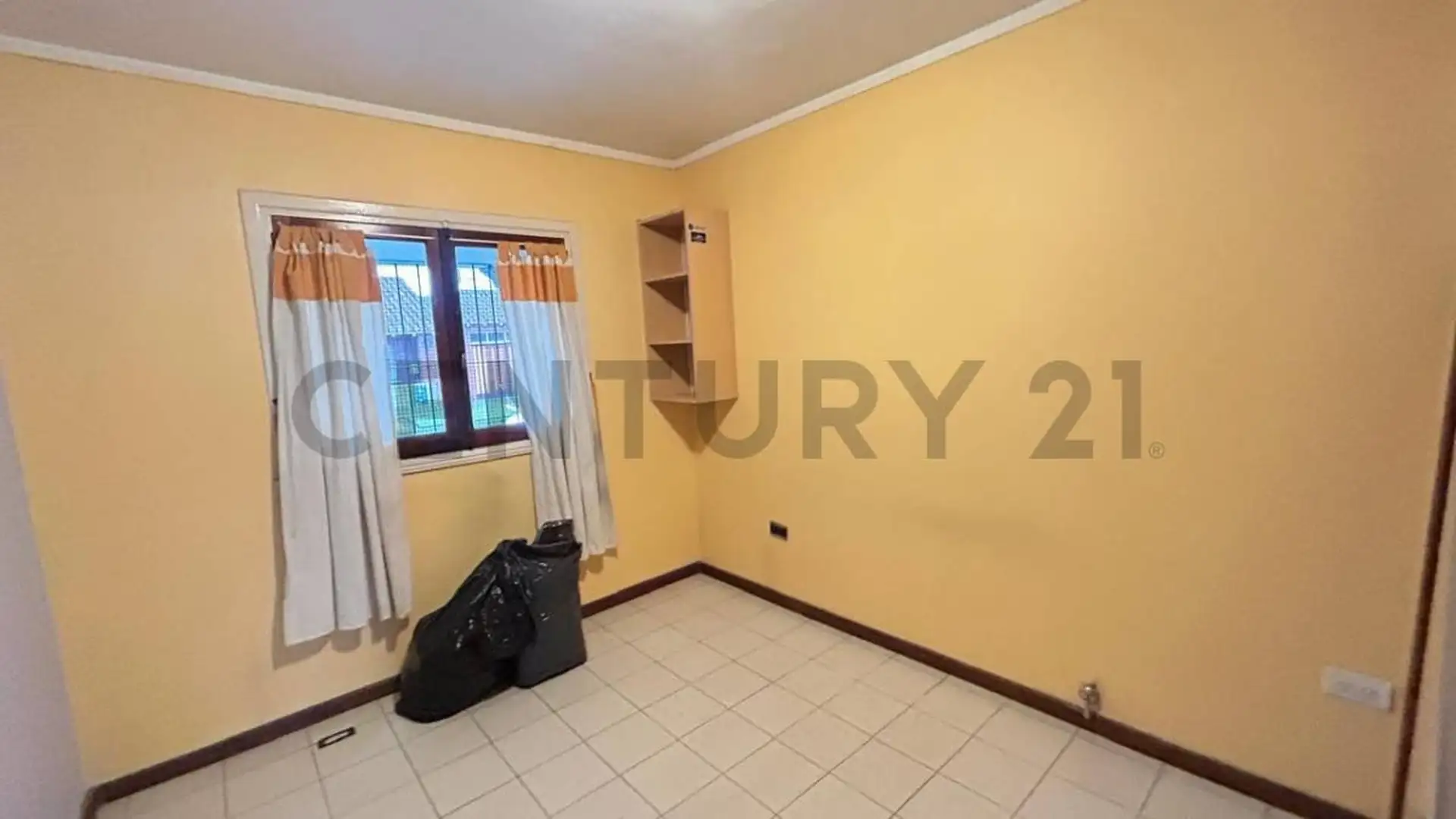 Casa 3 ambientes con patio y cochera – Zona Mundialista