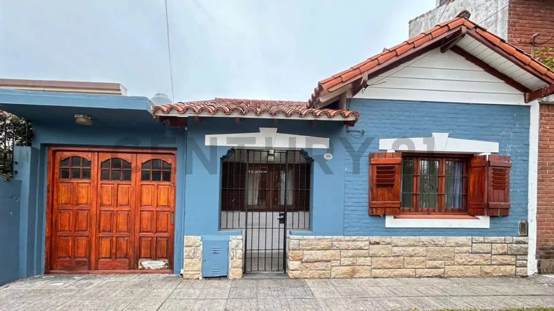 Casa 3 ambientes con patio y cochera – Zona Mundialista