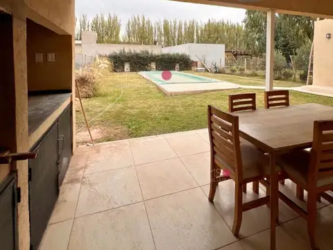 Casa en Alquiler con 1 cochera