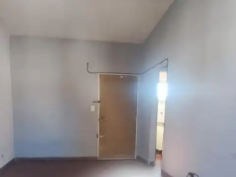 ALQUILER de Depto. 3 amb. por escalera.