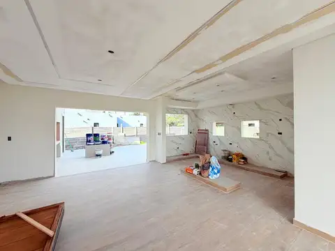Casa 4 ambientes con 2 baños