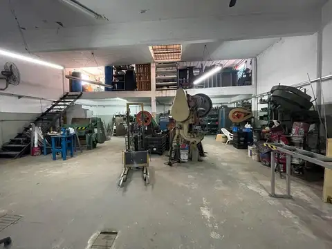 Excelente galpón y departamento en Planta alta en Martin Coronado