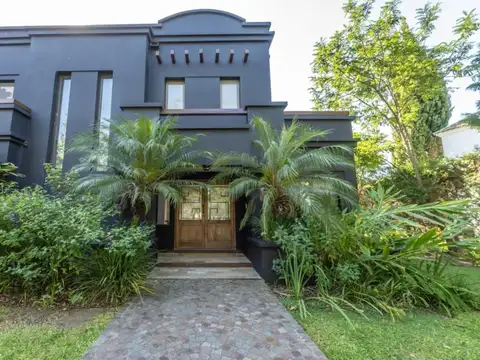 Casa en Venta con 2 cocheras