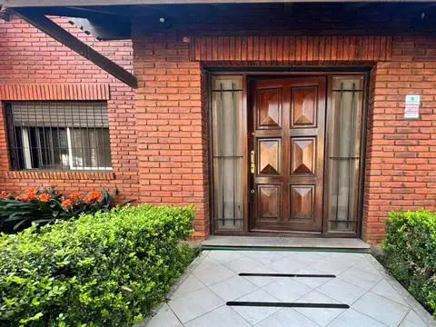 Casa 7 ambientes con 5 baños