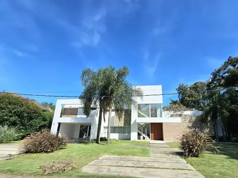 Casa 8 ambientes con 5 baños