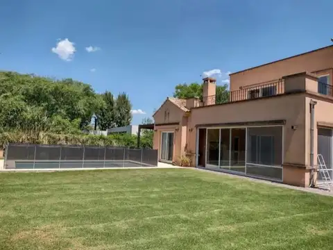 Casa en venta - 6 Dormitorios 5 Baños - Malvinas Argentinas