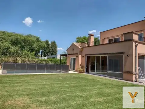 Casa en venta - 6 Dormitorios 5 Baños - Malvinas Argentinas