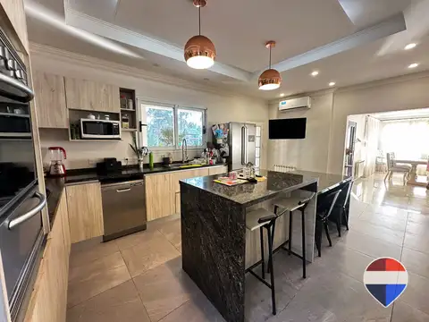 Casa 8 ambientes con 4 baños