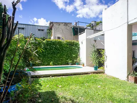 EN VENTA - CASA 4 DORMITORIOS CON PILETA Y COCHERA - LUIS AGOTE, ROSARIO.