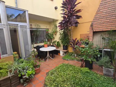 Excelente Dúplex con cochera y jardín propio con parrilla