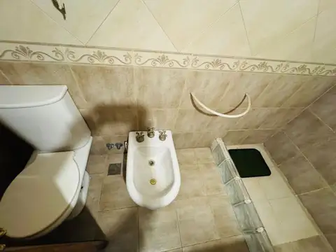 VENTA CASA 4 AMB LANUS COCHERA JARDIN POTENCIAL