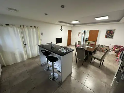 Casa 4 ambientes con 2 baños