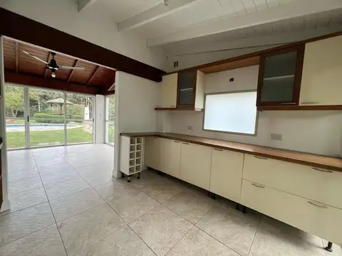 Casa en Alquiler con 3 cocheras