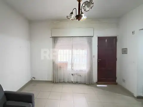 CASA 2 DORMITORIOS,  COCHERA Y QUINCHO EN VENTA