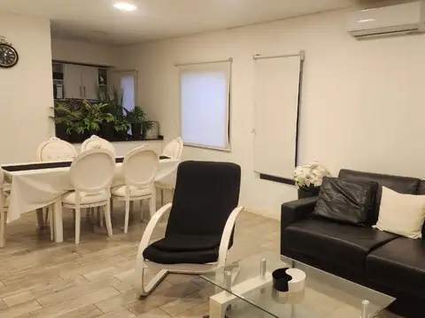 Casa en Alquiler con 2 cocheras