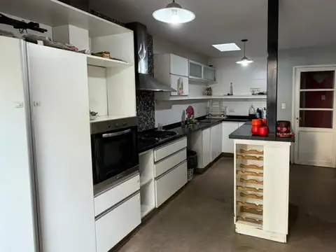 Casa esquina con salon independiente