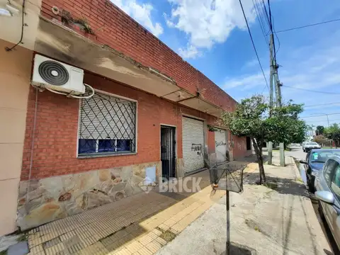 CASA EN LOTE PROPIO DE 12X25 MTS EN ELIAS ALIPPI Y AV. EVA PERON - LOCAL GARAGE TZA JARDIN PATIO