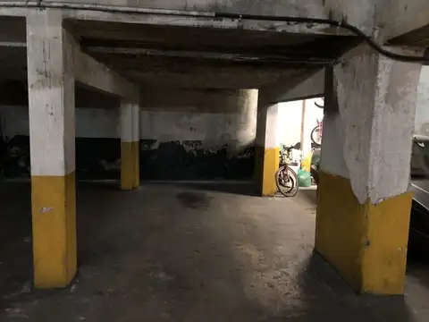 Cochera fija con portón automatizado en 1er subsuelo