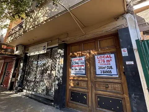 Exelente local con 3 baños y un departamento monoambiente.
