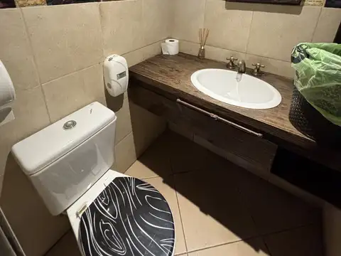Exelente local con 3 baños y un departamento monoambiente.