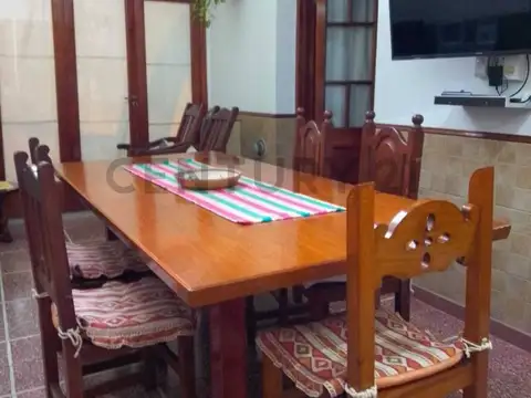 CASA EN VENTA 4 AMBIENTES, DOS TERRAZAS, QUINCHO y COCHERA EN POMPEYA. APTO CRÉDITO.