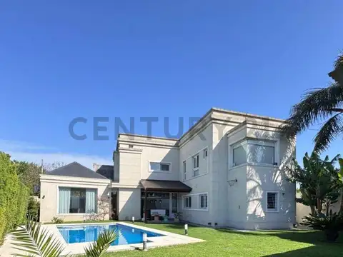 Casa de categoría en Gonnet con parque y pileta - calle  507 entre 11 y 12 - USD 520.000