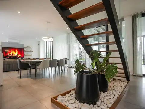 Casa en Venta con 3 cocheras