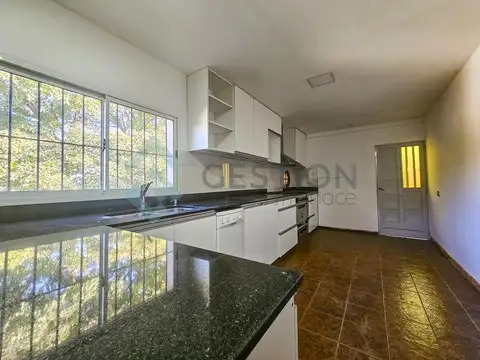 Casa 6 ambientes con 2 baños