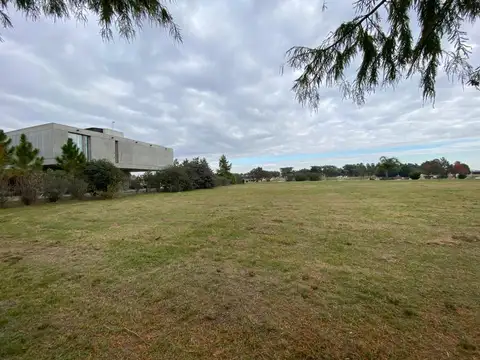 GRAN TERRENO EN VENTA SOBRE EL LAGO EN PUERTO ROLDAN