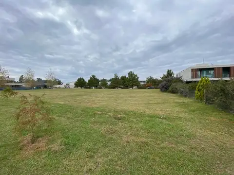 GRAN TERRENO EN VENTA SOBRE EL LAGO EN PUERTO ROLDAN