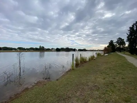 GRAN TERRENO EN VENTA SOBRE EL LAGO EN PUERTO ROLDAN