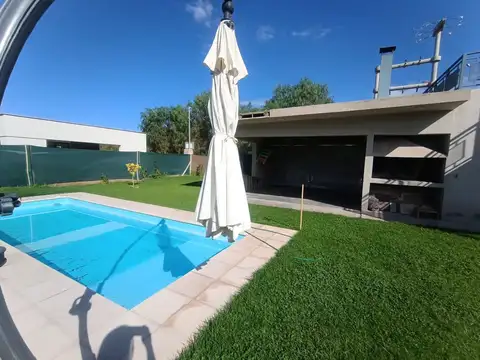 ALQUILER CASA CON PISCINA EN BARRIO PRIVADO!