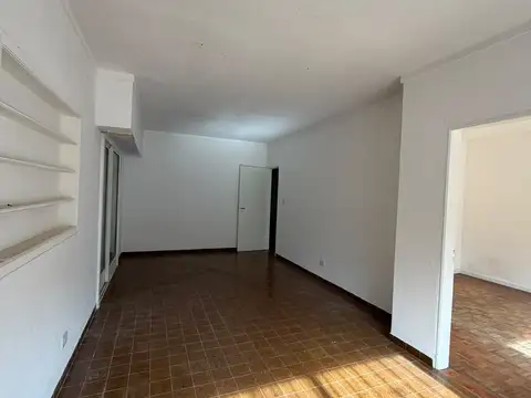 Casa muy amplia sobre calle 26 entre 7 y 8.