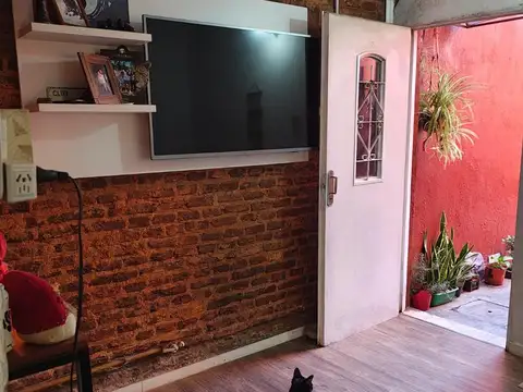 VENTA CASA PASILLO UNICO NO PH - 2 DORMITORIOS Y PATIOS - VERA MUJICA 4800