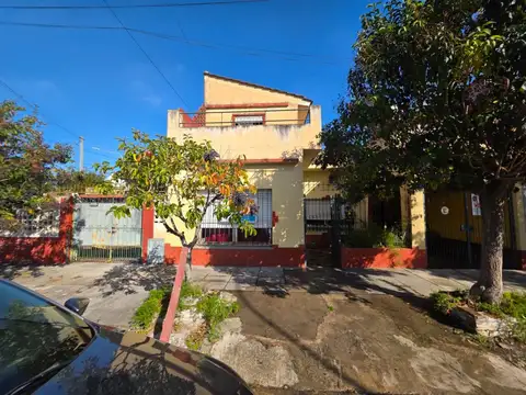 En Venta en Palomar Casa de 4 Ambientes 2 Baños Cochera Pileta F: 11145
