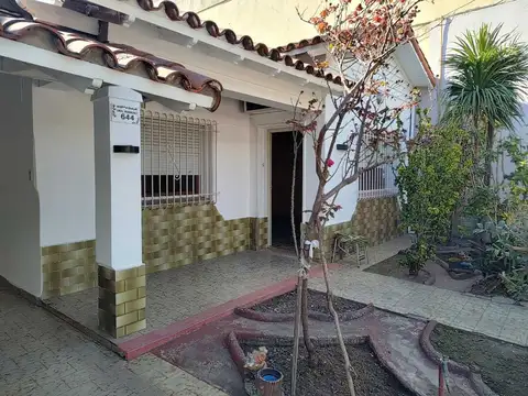 Casa en Alquiler con 1 cochera