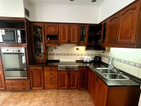 Casa 4 ambientes con cochera en Villa Madero