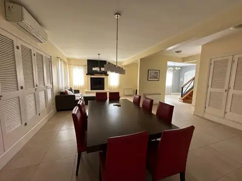 Casa 5 ambientes con 4 baños