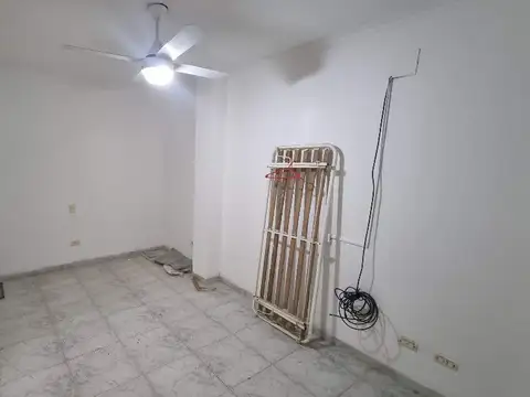 BROWN 100, Piso 1