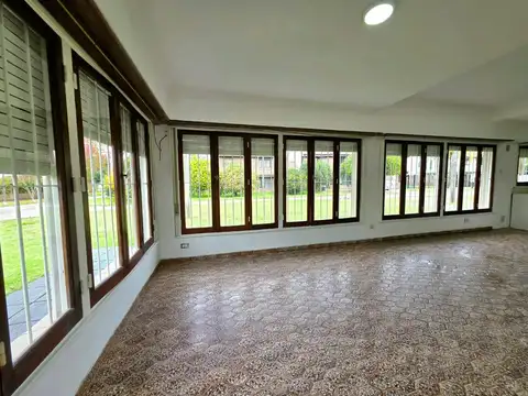 Casa en Alquiler con 2 cocheras
