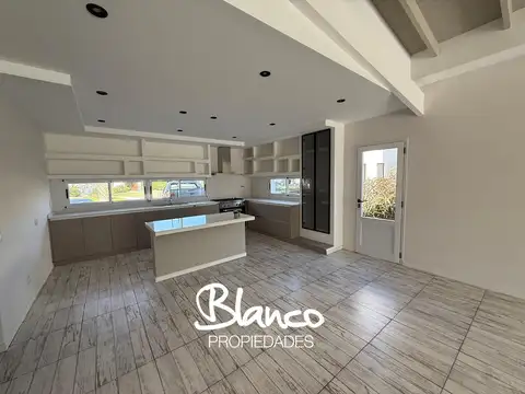 Casa 5 ambientes con 4 baños