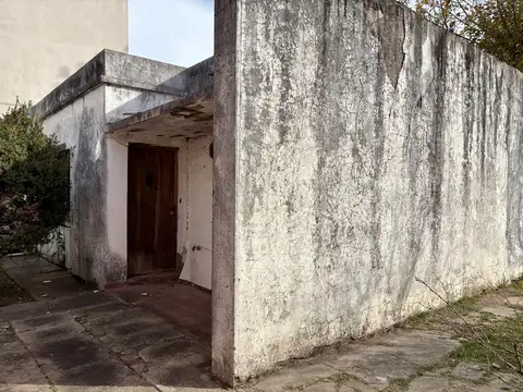Lote propio al fondo de 236,25 m² – Casa a refaccionar o demoler – No PH – Plano aprobado – Troncos del Talar