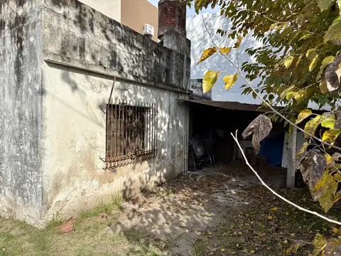 Lote propio al fondo de 236,25 m² – Casa a refaccionar o demoler – No PH – Plano aprobado – Troncos del Talar