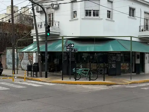 Excelente Local Comercial en Esquina con Estacionamiento