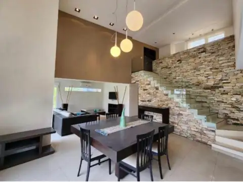 Casa 5 ambientes con 4 baños