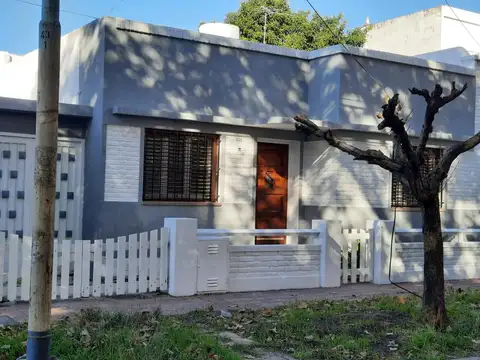 EXCELENTE CASA, RECICLADA A NUEVA,4 AMB. A ESTRENAR 