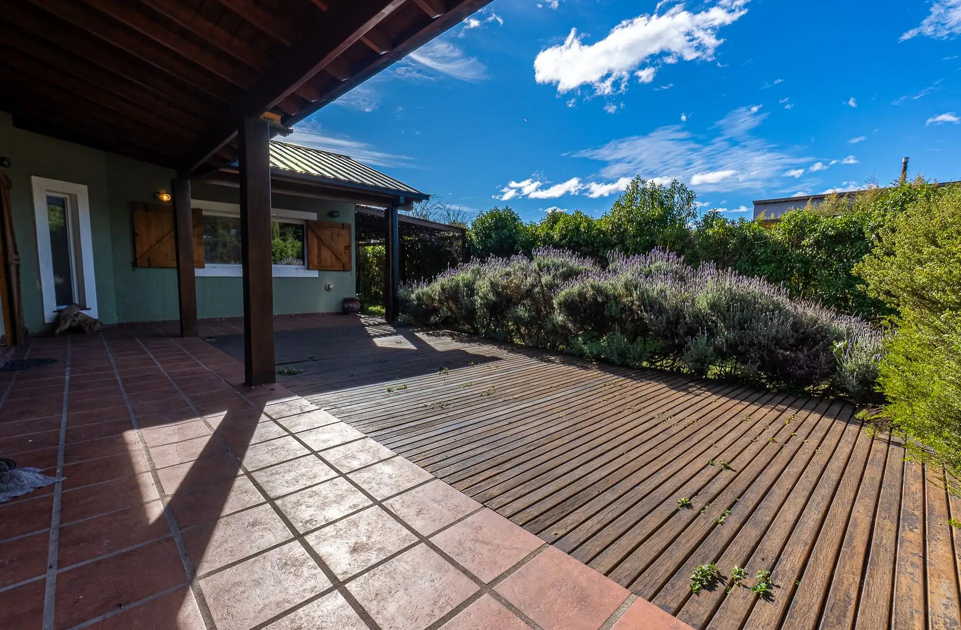 VENTA - CASA CON GRAN PARQUE Y QUINCHO CHAPADMALAL